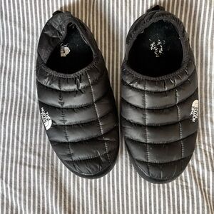 The North Face Men’s Black Quilted Thermal Slippers, size 11